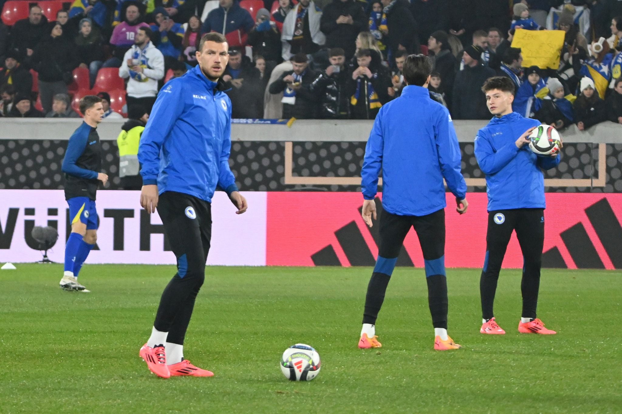 function r(){if(it(n),n.value===Hm){let o=null;throw new D(-950,o)}return n.value}