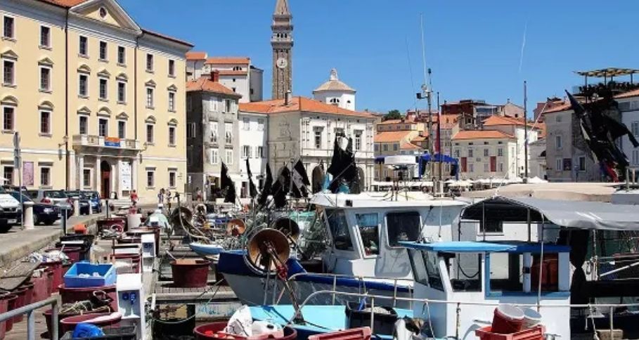 Osnovna plata u prvom razredu biće jednaka minimalnoj plati za 2024. godinu, koja iznosi 1.253,90 eura bruto, dok je predviđena osnovna plata u najvišem razredu 8.821,04 eura bruto