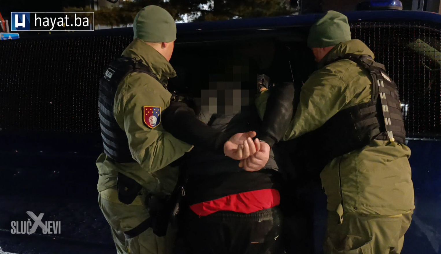 Priča da je policija brzo došla, ali je mladić istrčao iz granapa, pobjegao, pa ušao u pizzeriju gdje je izvadio bombu