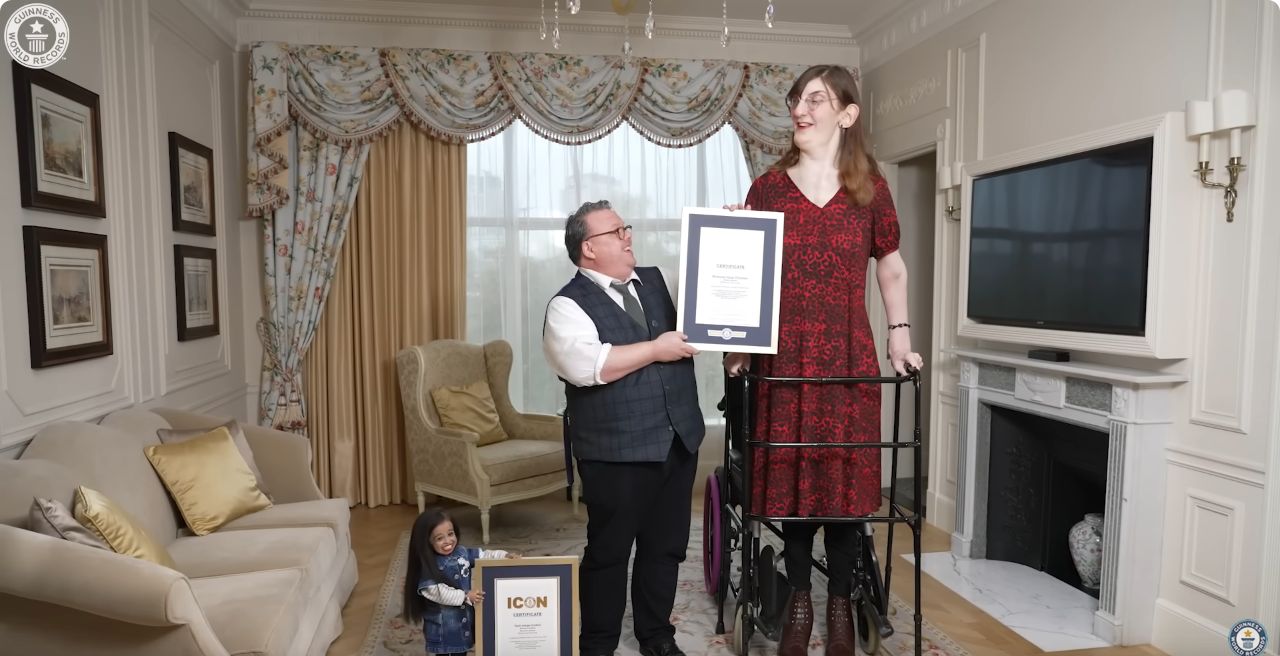 Uprkos mučenju da “povremeno uspostave kontakt očima” zbog razlike u visini, pronašle su zajednički jezik uz čaj i kolače u luksuznom hotelu