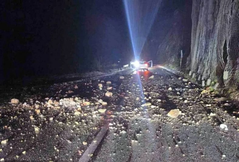 Strava i užas: Na izlazu iz tunela stijene se odronile na automobil
