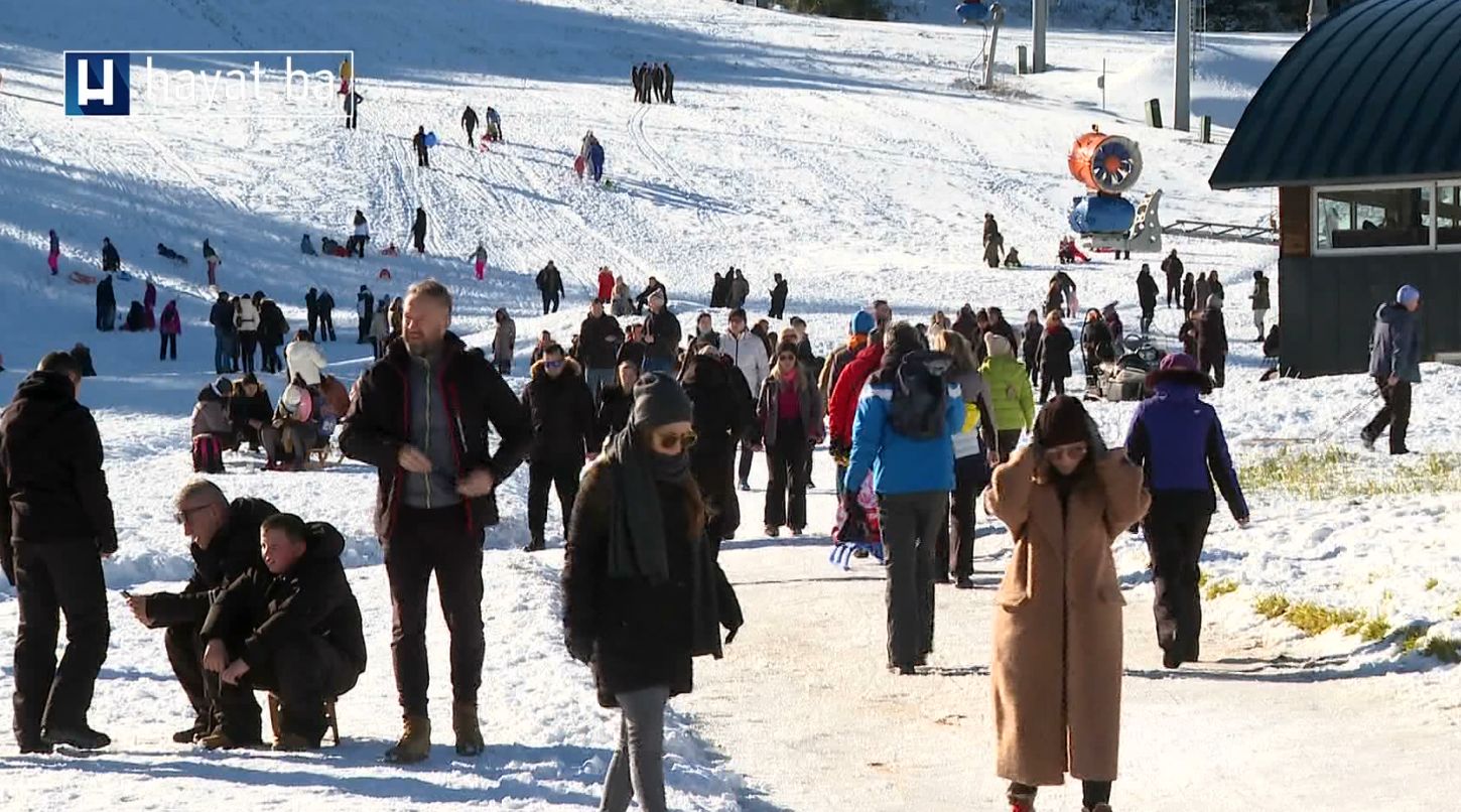 Iako zimska sezona još nije zvanično počela, prizor na Bjelašnici govori da su građani za nju spremni