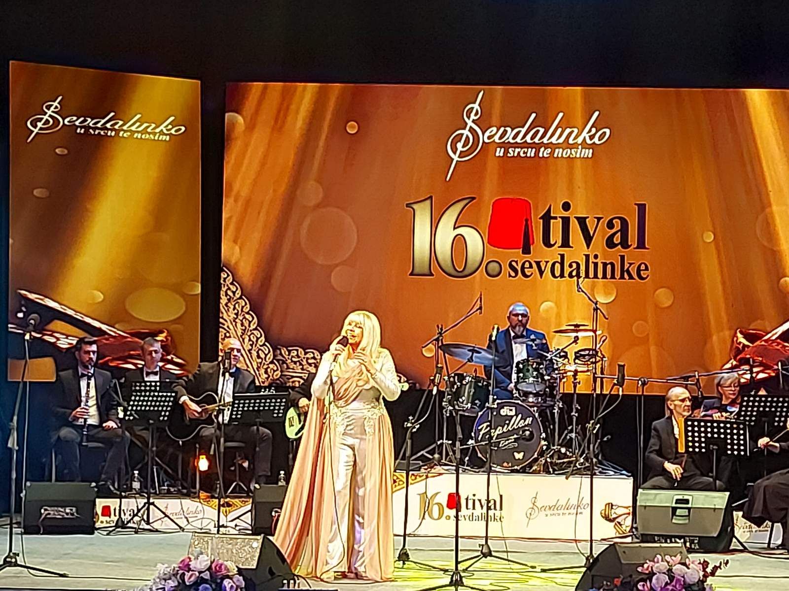 Nakon više od mjesec dana različitih edukativnih programa, radionica, tribina posvećenih sevdahu, festival je zatvoren revijalnom noći u kojoj je publika mogla istinski uživati.