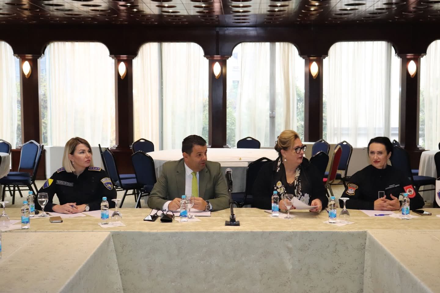 Učesnici okruglog stola su razmijenili iskustva i predložili konkretne mjere koje bi mogle doprinijeti unapređenju položaja policijskih službenica u BiH