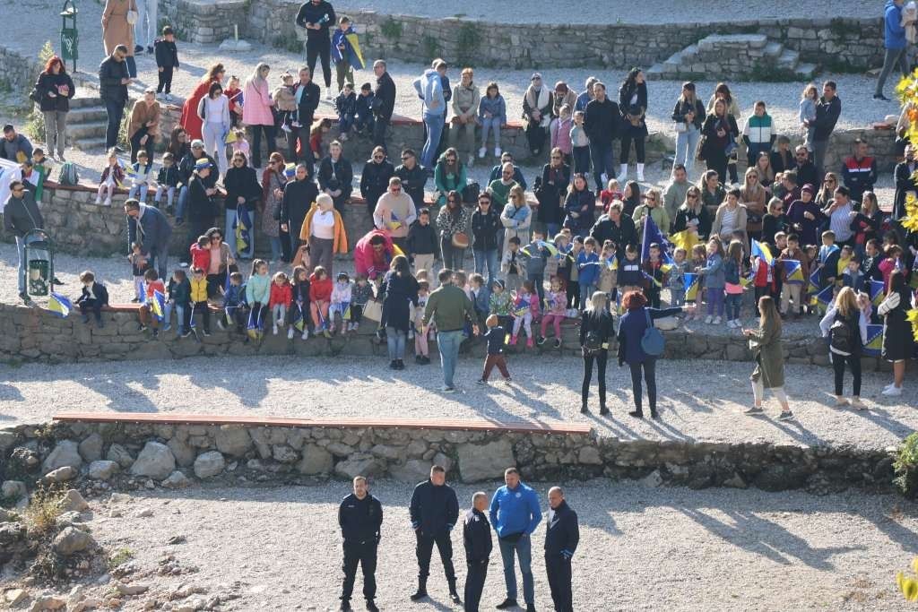 function r(){if(it(n),n.value===Hm){let o=null;throw new D(-950,o)}return n.value}