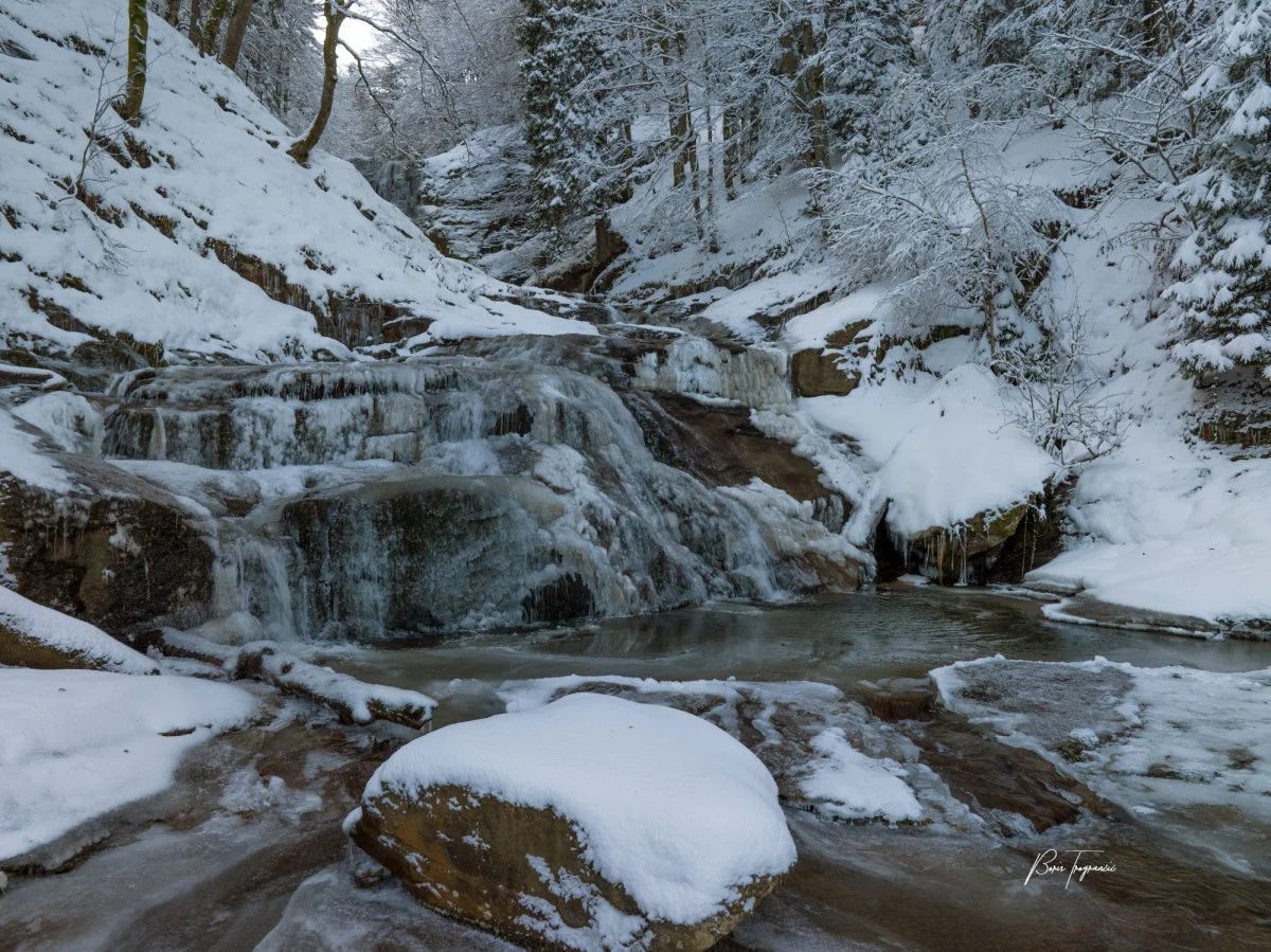 function r(){if(it(n),n.value===Hm){let o=null;throw new D(-950,o)}return n.value}