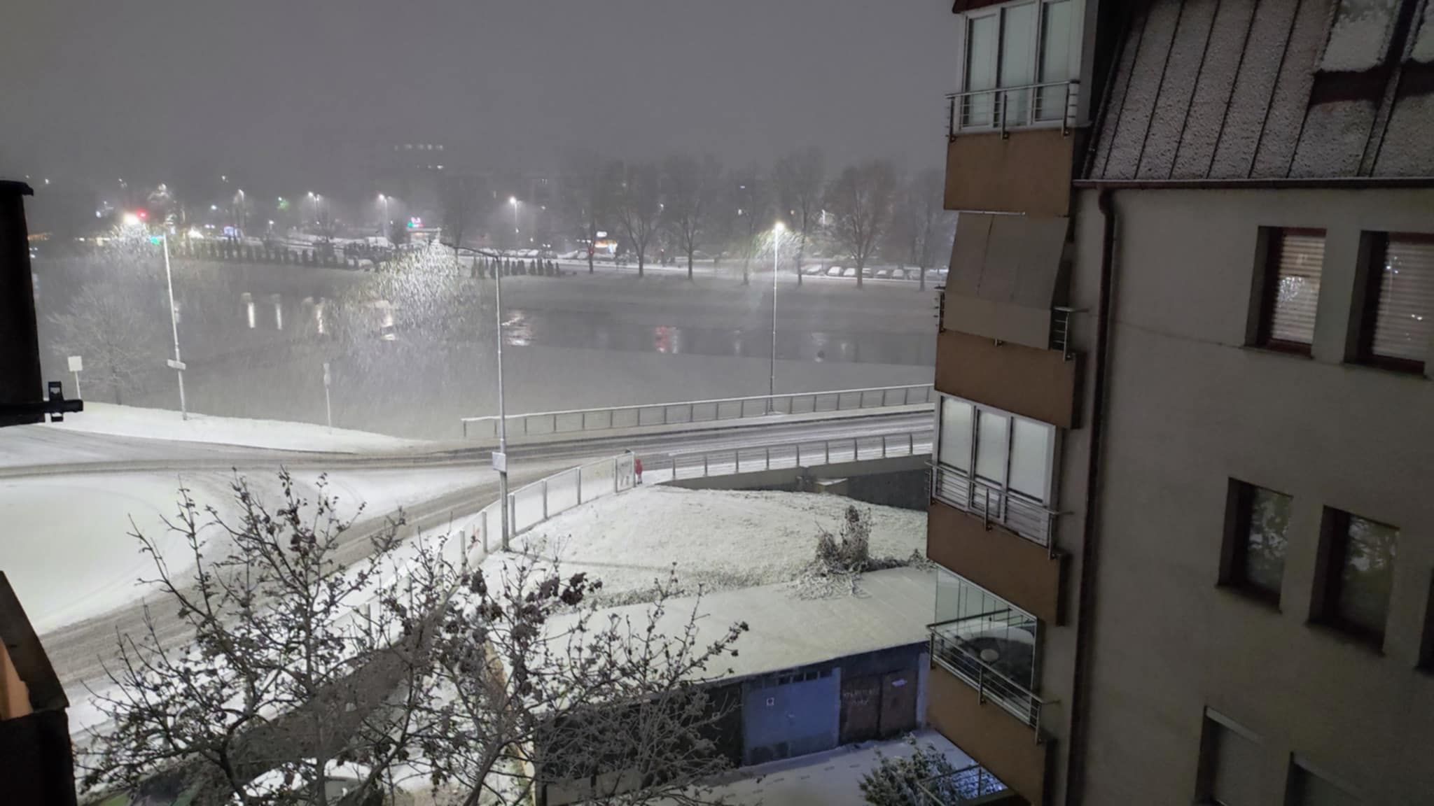 Mnoge građane, a posebno one najmlađe, snježne pahulje su obradovale, pa su požurili da se prepuste zimskim radostima. 
