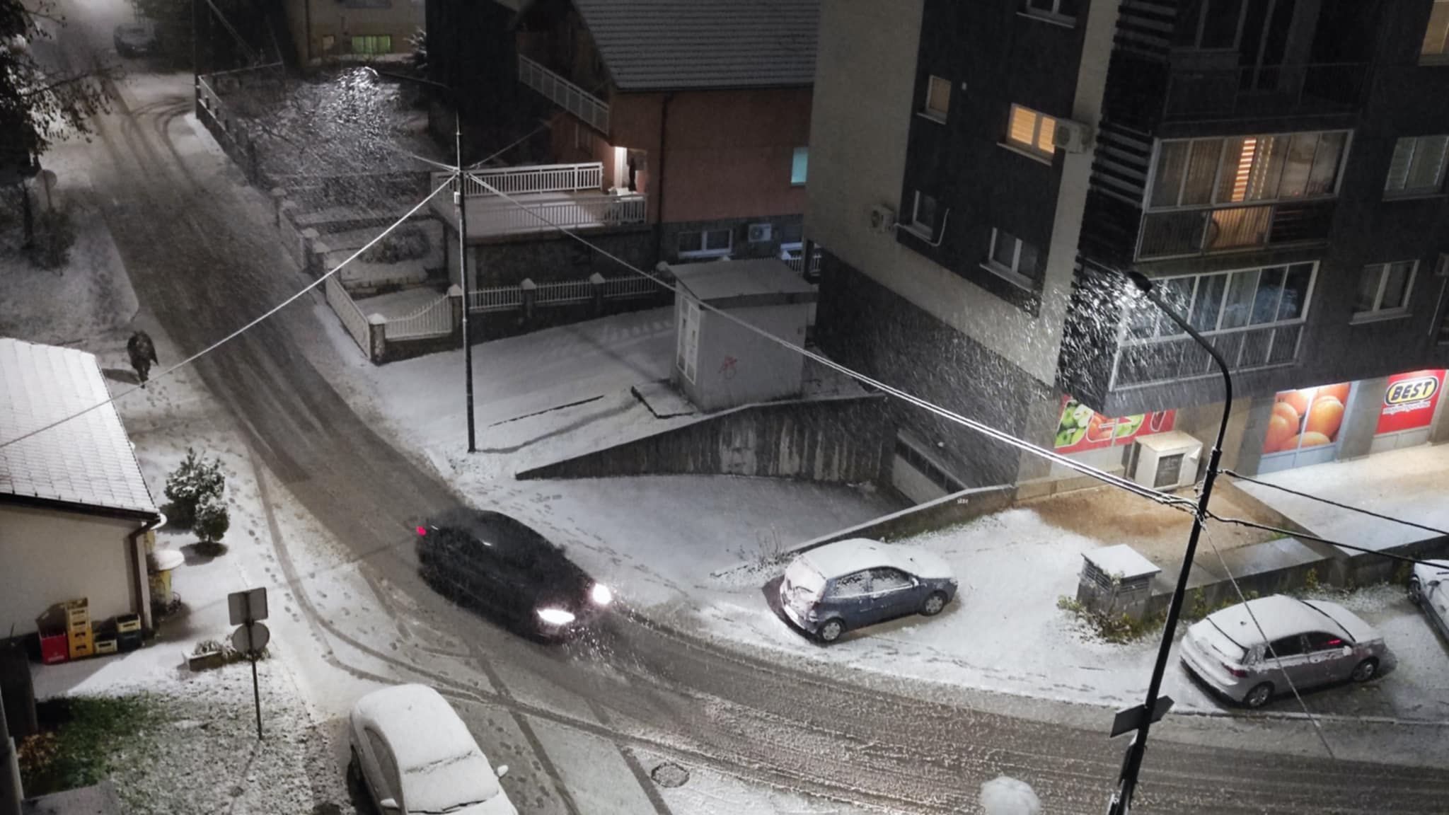 Mnoge građane, a posebno one najmlađe, snježne pahulje su obradovale, pa su požurili da se prepuste zimskim radostima. 