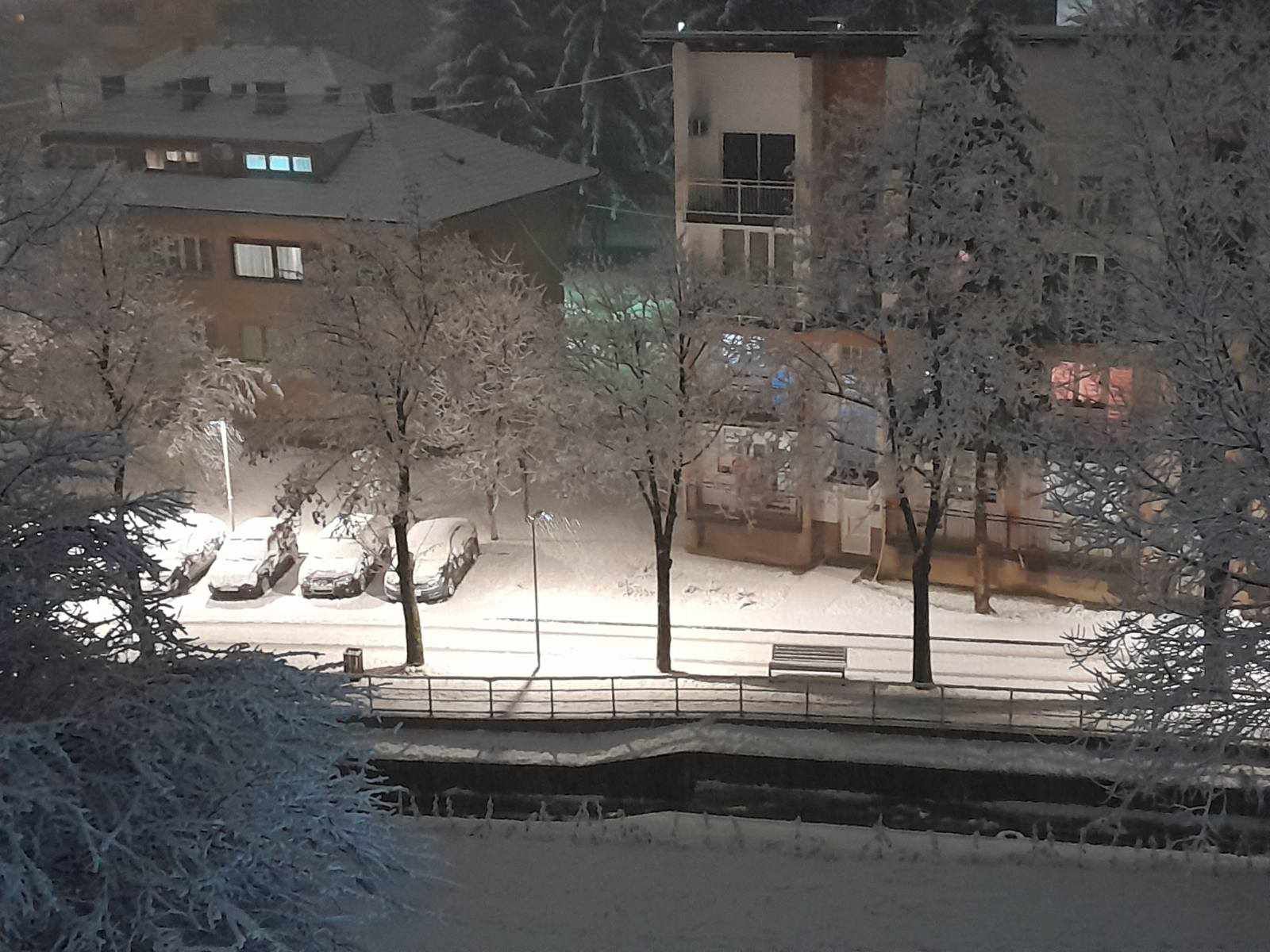 Centralni i sjeverni dijelovi Bosne i Hercegovine, uključujući područja Banje Luke, Prijedora, Doboja i Tuzle, očekuje se visina snijega od 20, 30cm do 50 cm, a ponegdje i više. 