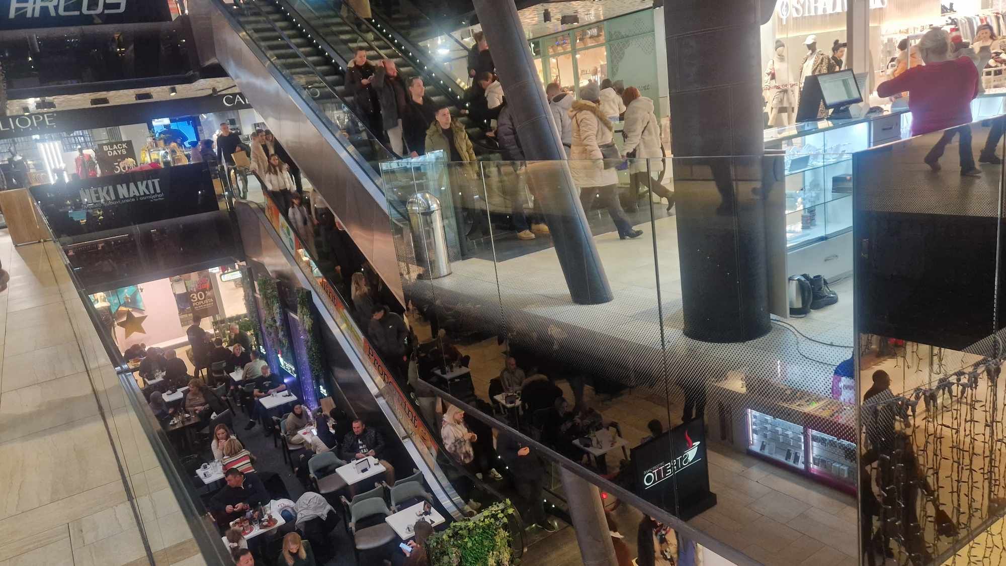 Saobraćaj u Sarajevu i drugim većim gradovima također je zabilježio povećanu frekvenciju vozila.