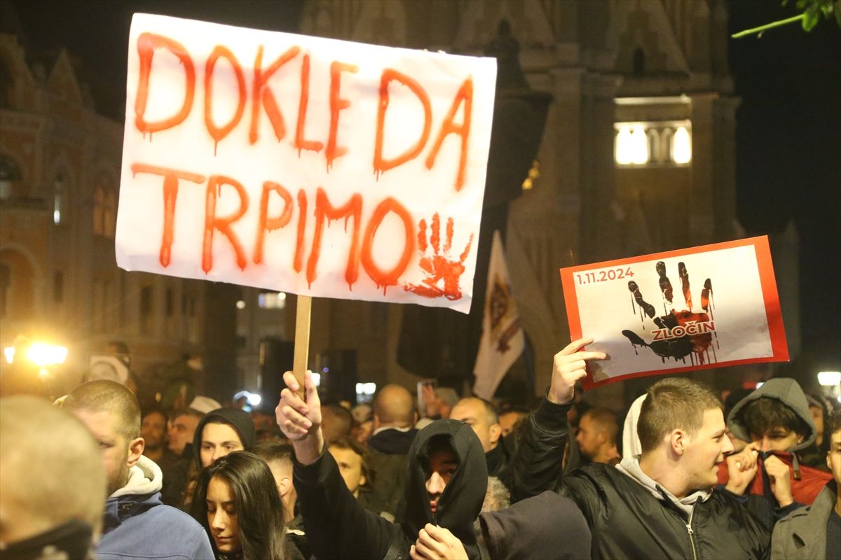 Građani su bacali petarde, policija odgovarala suzavcem               