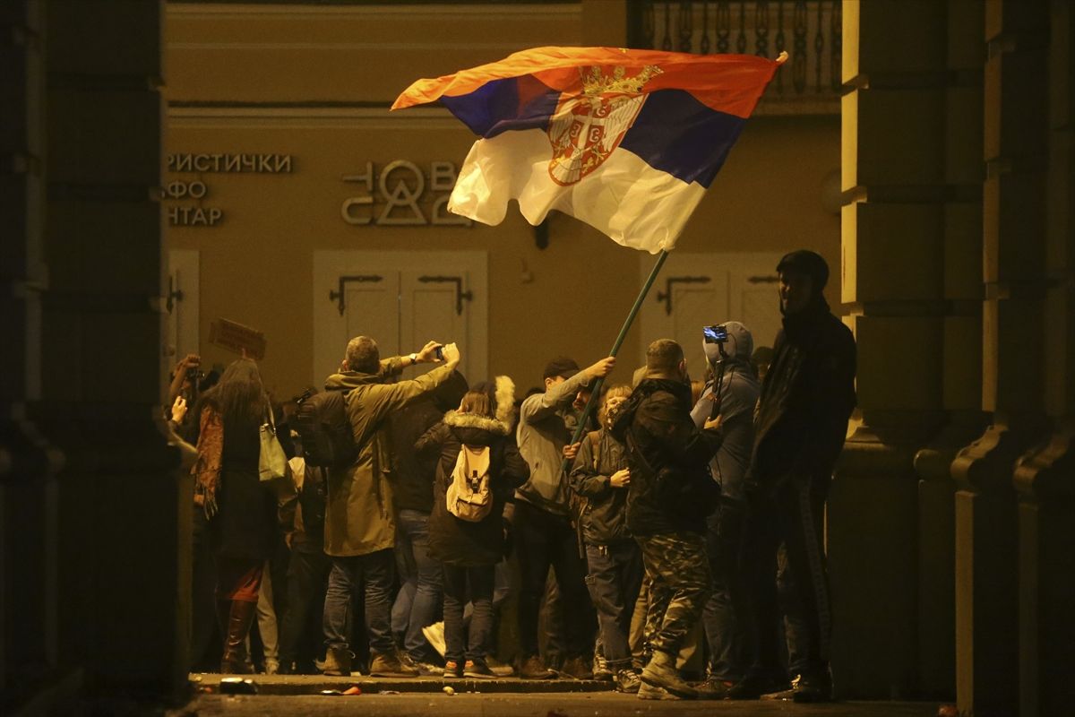 Gradska kuća u Novom Sadu zasuta fekalijama i crvenom farbom: Epilog masovnih protesta