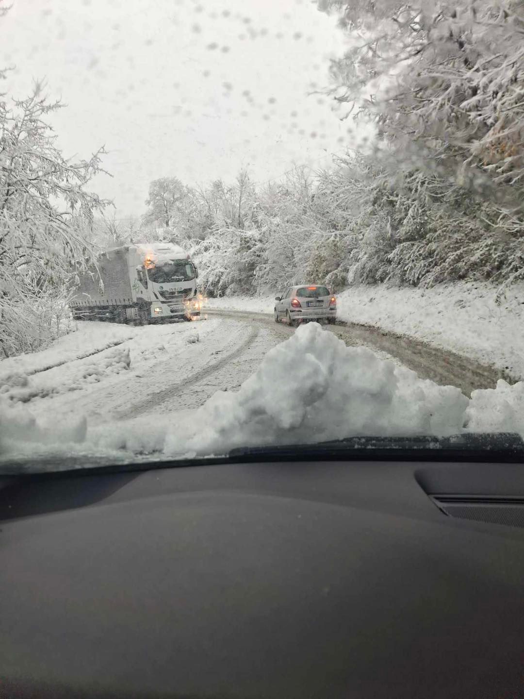 Zbog snijega i leda na ovom putnom pravcu zabranjen saobraćaj za teretna vozila