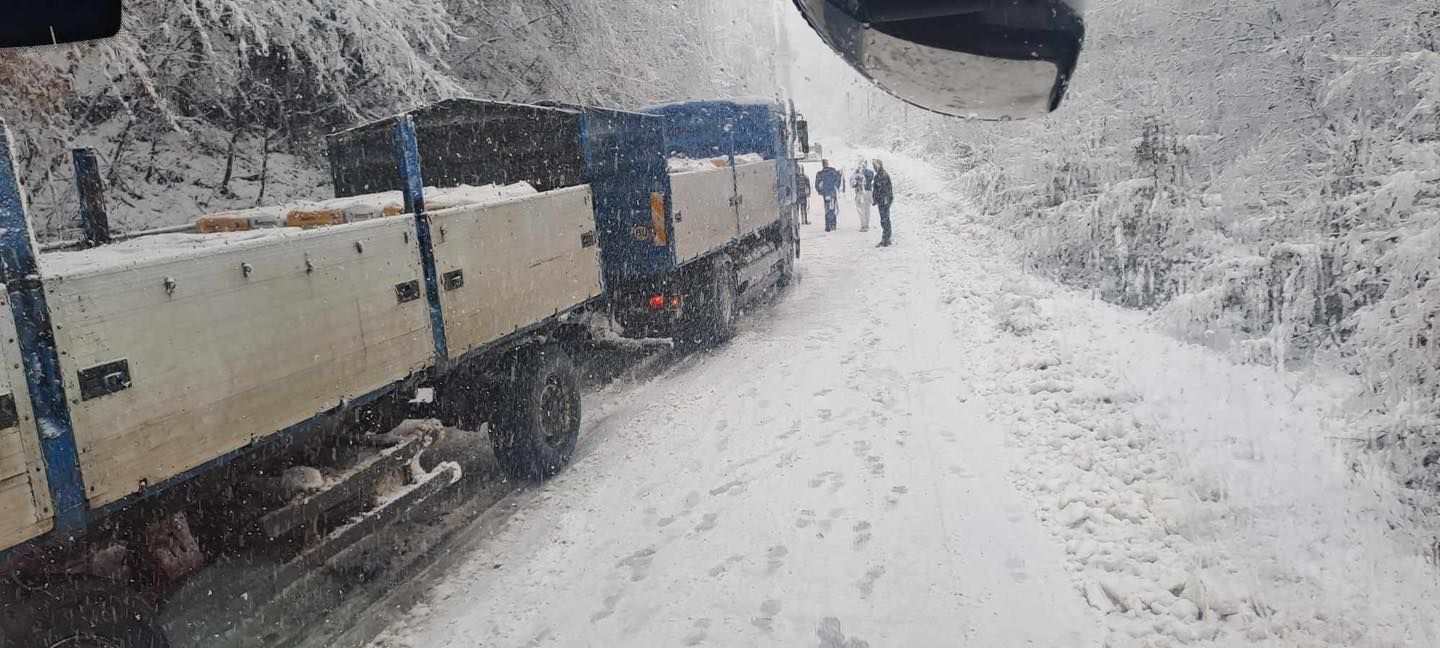 Zbog popriječenih teretnih vozila, obustavljen je saobraćaj na magistralnom putu Tuzla-Srebrenik (u mjestu Previle), kao i na regionalnom putu Gračanica-Sladna.