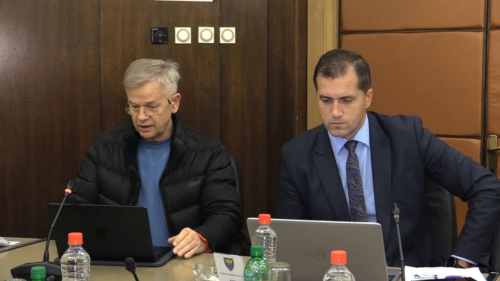 function r(){if(it(n),n.value===Hm){let o=null;throw new D(-950,o)}return n.value}