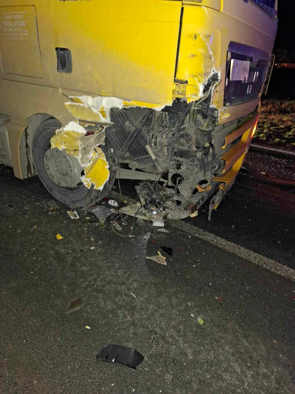 Saobraćaj je u potpunosti obustavljen, jedna osoba prevezena je u bolnicu na ukazivanje pomoći. 