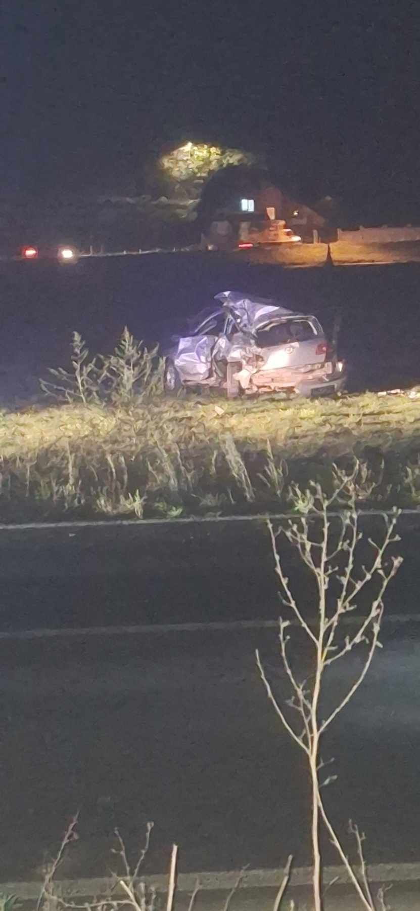 Saobraćaj je u potpunosti obustavljen, jedna osoba prevezena je u bolnicu na ukazivanje pomoći. 