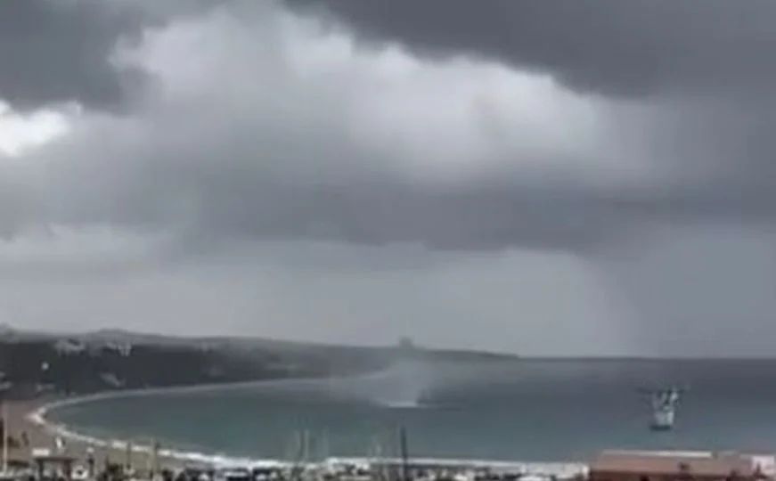 Jedna od snimki prikazuje tornado kako diže krhotine iznad obale popularnog turističkog odredišta Marbella