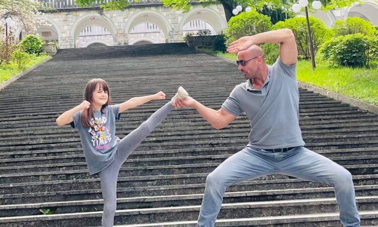 Ono što je zgrozilo svijet jeste reakcija trenera mlade Kosovarke koji je djevojčicu grubo najprije povukao za kacigu, a nakon toga je i ošamario.