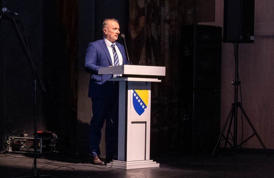 U ovom slučaju plate su redovne a Vlada je odlučila da će se svim budžetskim korisnicima isplatiti 1.000 KM