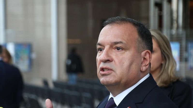 function r(){if(it(n),n.value===Hm){let o=null;throw new D(-950,o)}return n.value}