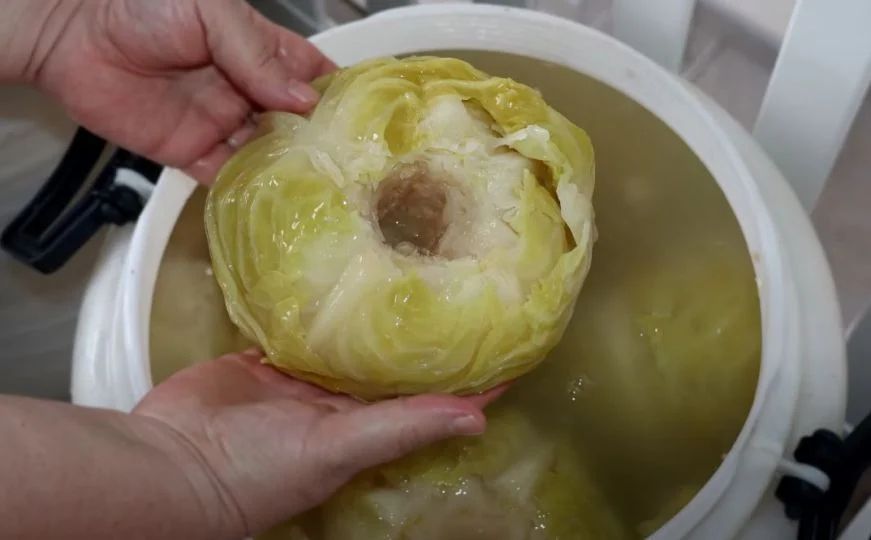 Prilikom kiseljenja kupusa dodaje se so, ali se često dešava da se pretjera. 