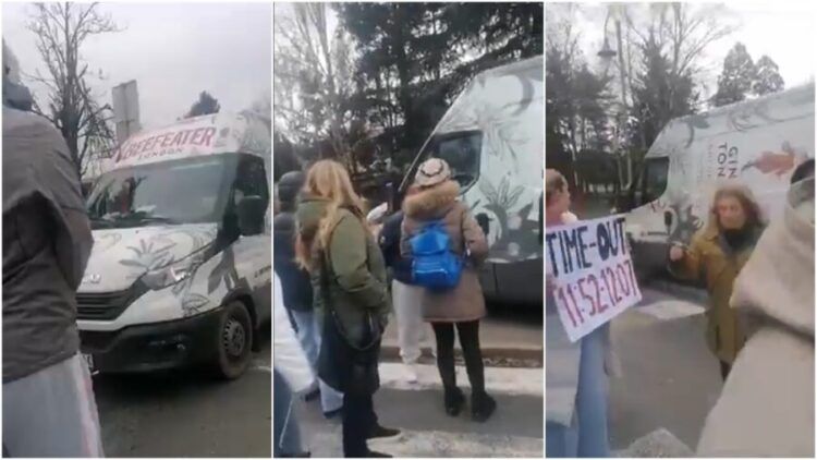 Kombi se penje na pločnik i zelenu površinu, a u sljedećem trenutku jedan mladić pada na haubu kombija