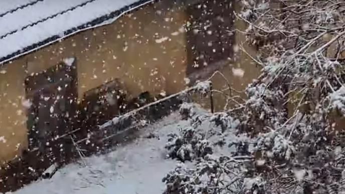 U odvojenom incidentu, 70-godišnji stanovnik Limnosa zadobio je smrtonosnu povredu glave nakon što je pao na klizave stepenice dok je čistio svoj dom tokom jakog vremena.