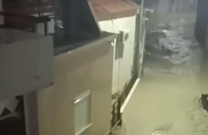 U odvojenom incidentu, 70-godišnji stanovnik Limnosa zadobio je smrtonosnu povredu glave nakon što je pao na klizave stepenice dok je čistio svoj dom tokom jakog vremena.