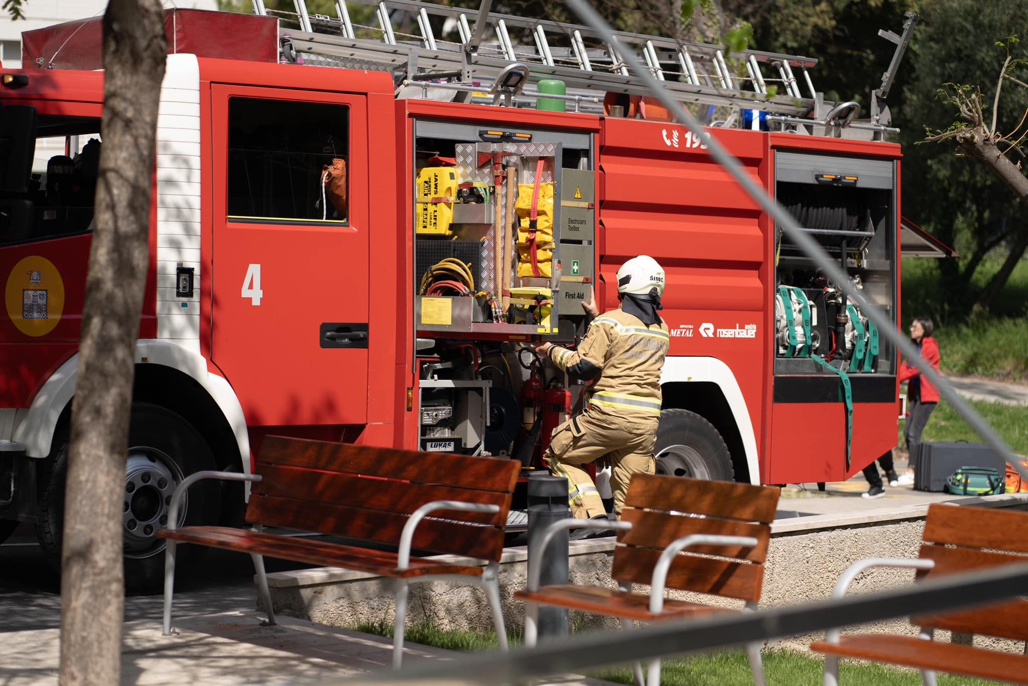 Vatrogasce je pozvao prijatelj muškarca koji je živio u tom stanu, a koji mu se nije odazivao na telefonske pozive