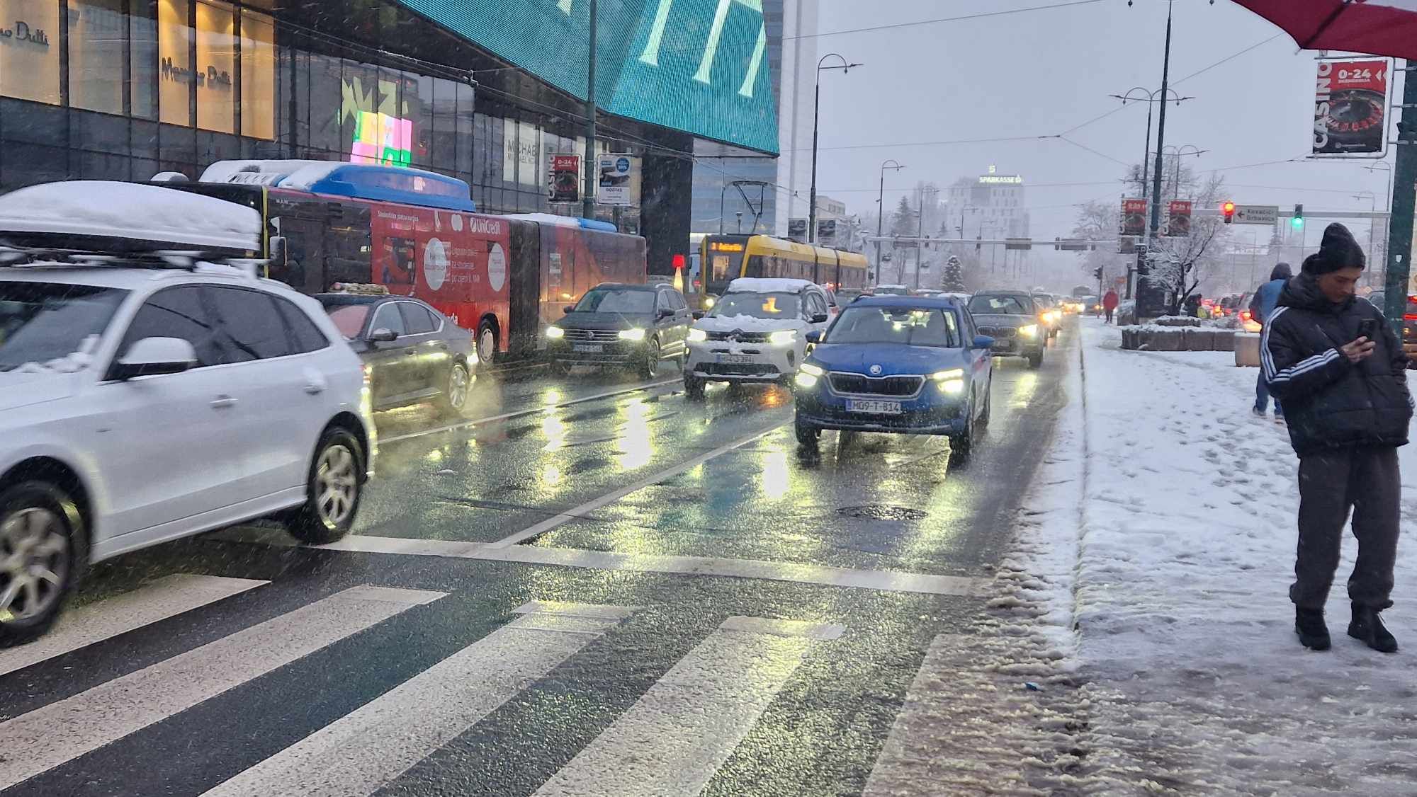 Zabrana se ne odnosi na vozila policije, hitne i vatrogasne službe, te vozila pod pratnjom