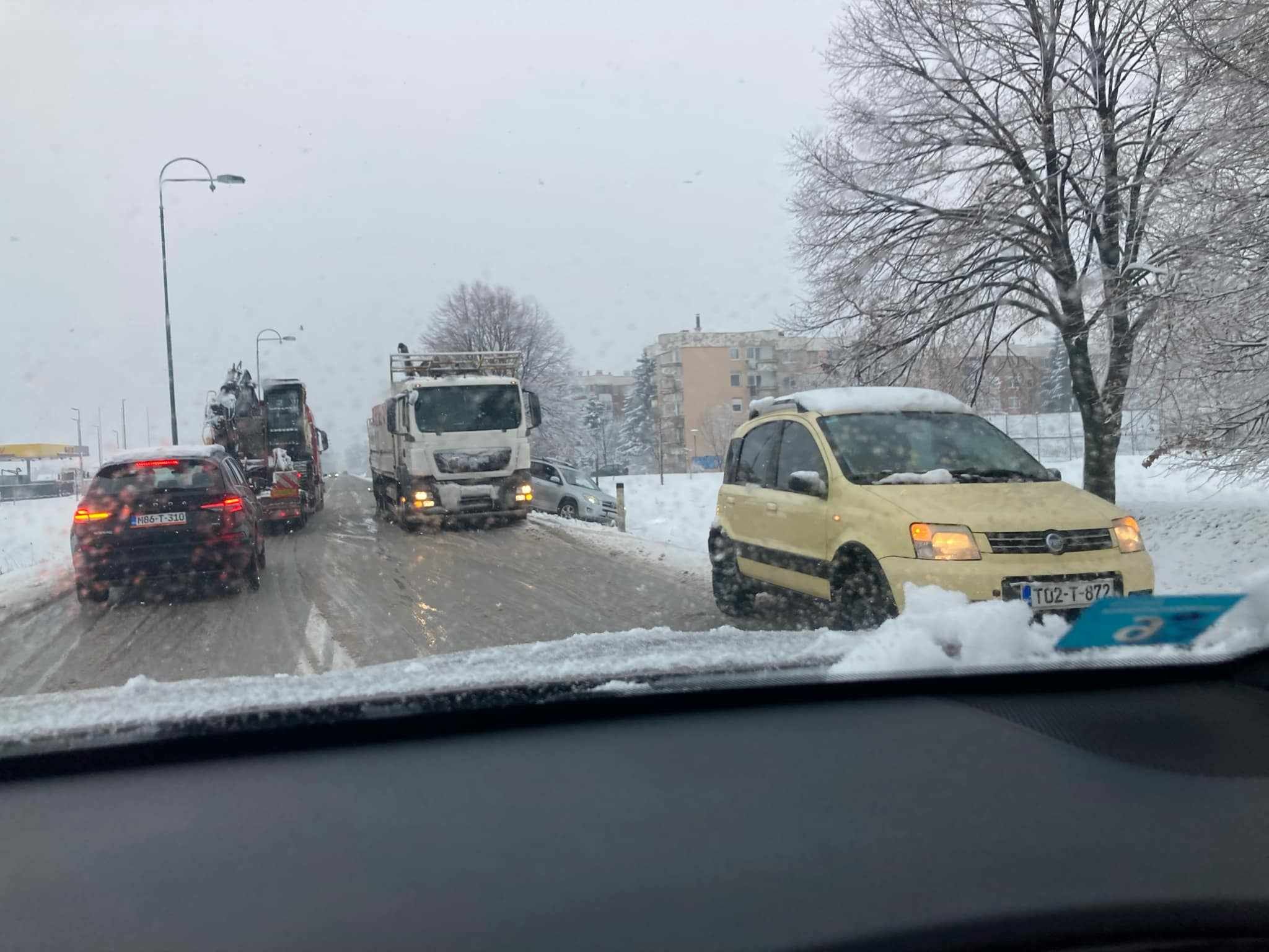 Toyota Rav 4 je sletjela s puta, a nadležne službe pokušavaju da izvuku automobil koji je upao u kanal pored puta