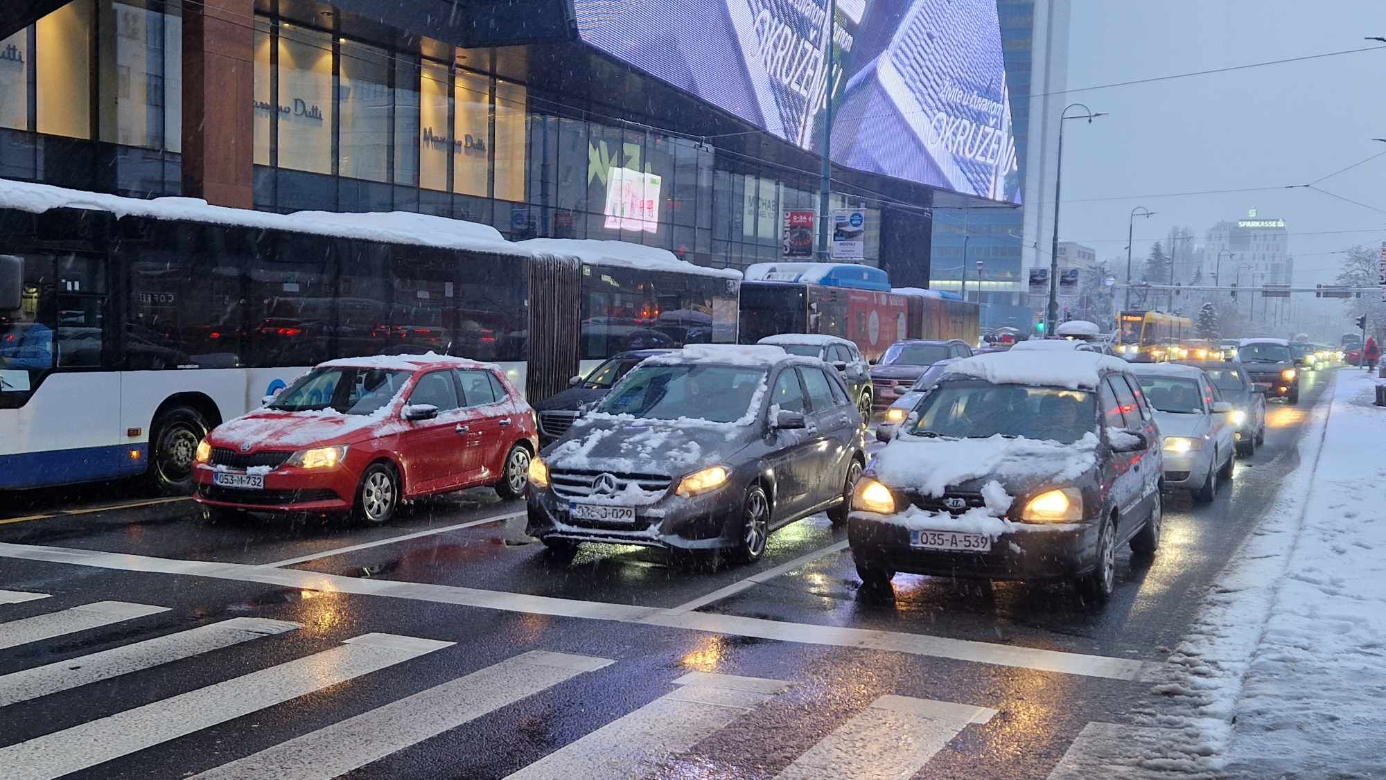 Snijeg otežava saobraćaj u većem dijelu Bosne, dok je u Hercegovini mokar kolovoz                 