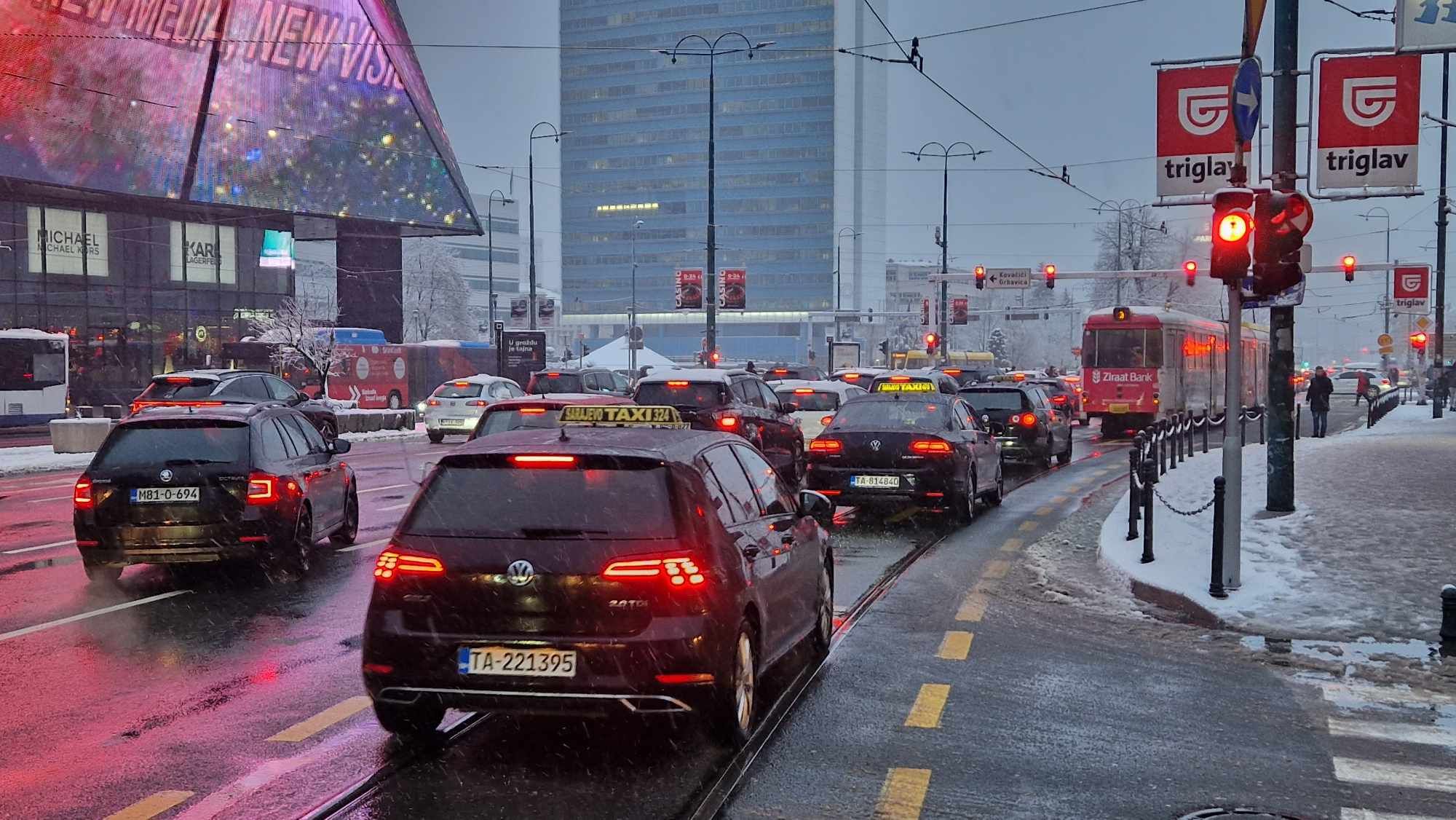 Zbog težine snijega na brojnim dionicama česta su obaranja stabala na kolovoz