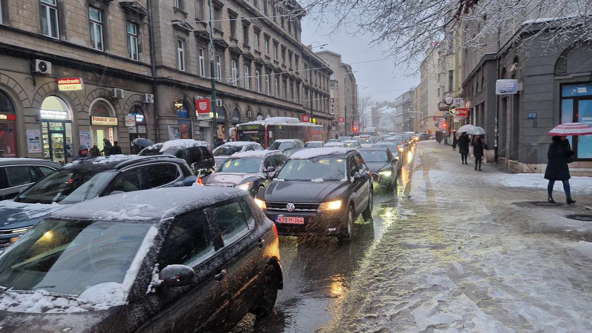Snijeg otežava saobraćaj u većem dijelu Bosne, dok je u Hercegovini mokar kolovoz                 