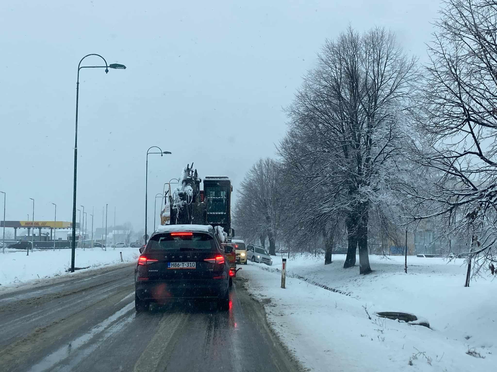 Toyota Rav 4 je sletjela s puta, a nadležne službe pokušavaju da izvuku automobil koji je upao u kanal pored puta