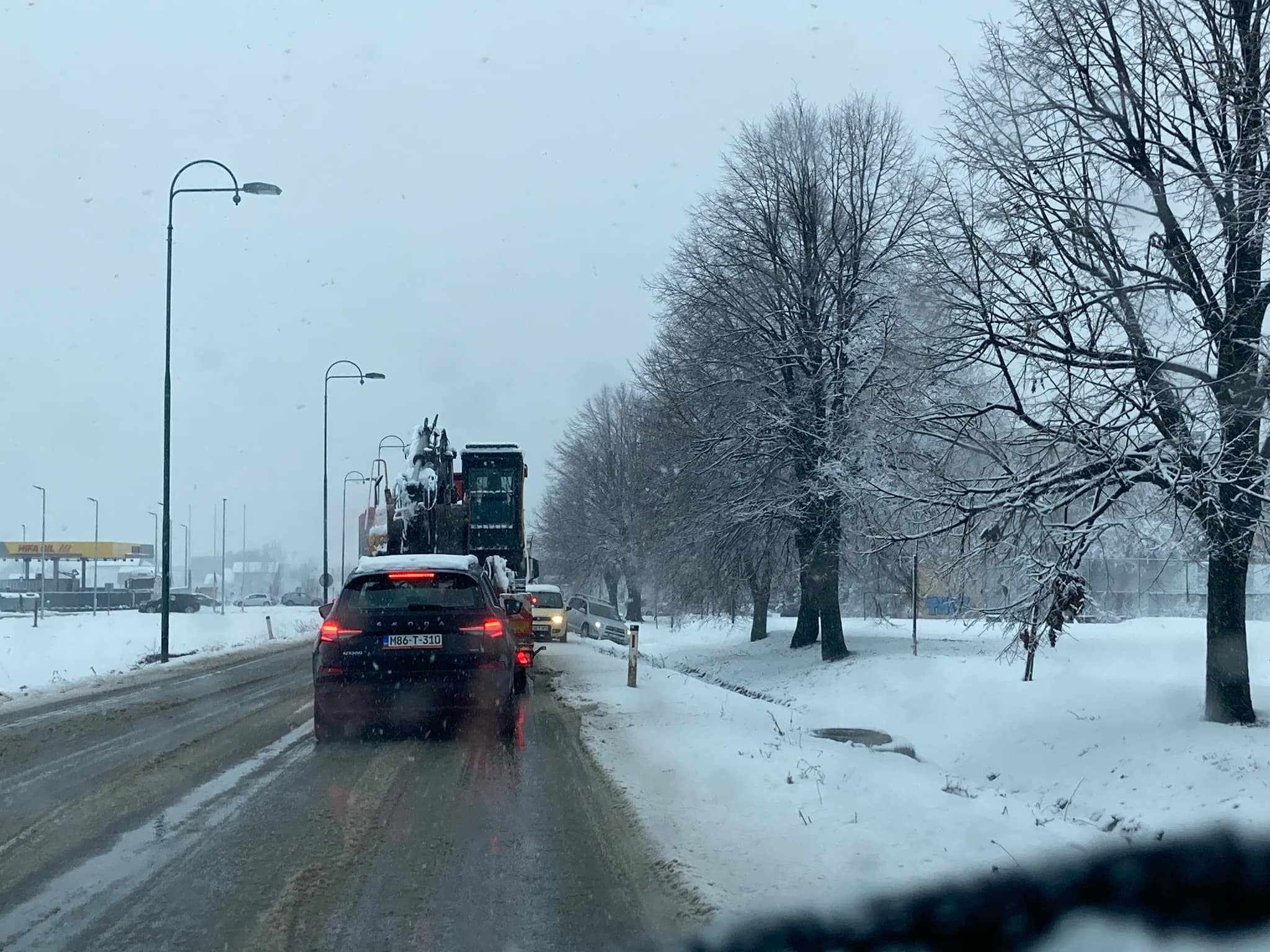 Toyota Rav 4 je sletjela s puta, a nadležne službe pokušavaju da izvuku automobil koji je upao u kanal pored puta