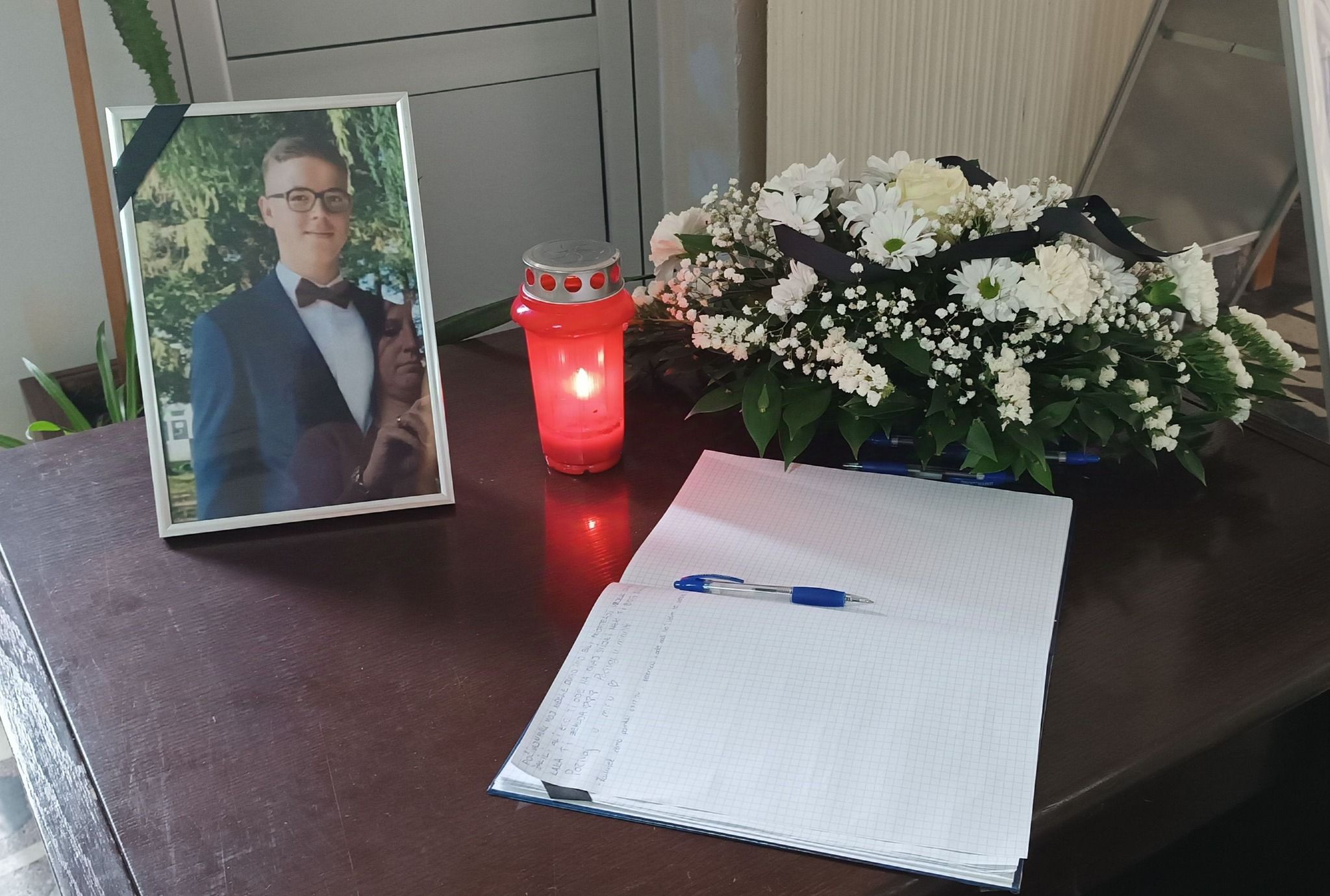 Rijeka ljudi slila se danas na mjesnom groblju Ljeskovac u Poljacima gdje su Kata, Stjepan i Ivo danas ispraćeni na vječni počinjak