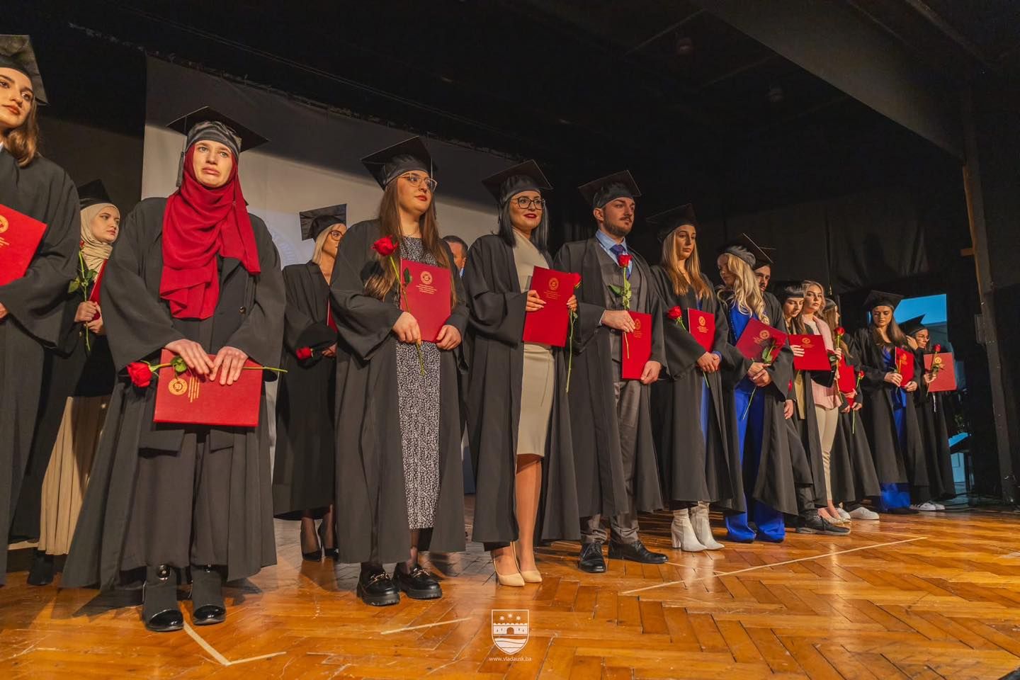 Ova ceremonija, koja je slavila trud i uspjeh mladih akademaca, okupila je porodice, profesore i predstavnike vlasti