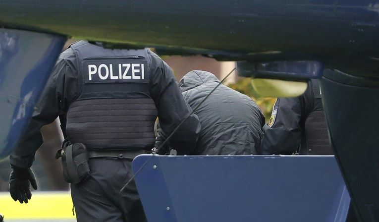 Muškarac je napao nekoliko ljudi na ulici zapadnog okruga Charlottenburg, objavila je glasnogovornica policije