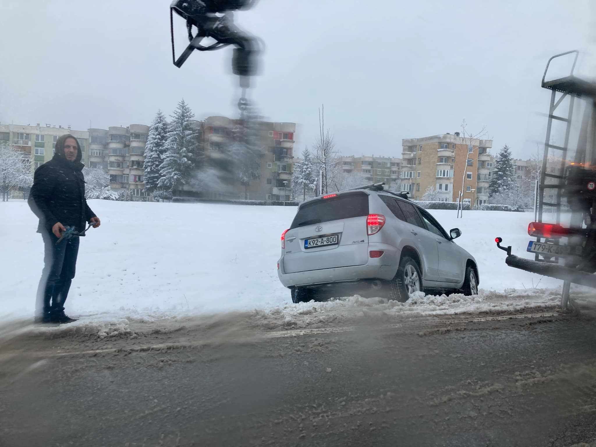 Toyota Rav 4 je sletjela s puta, a nadležne službe pokušavaju da izvuku automobil koji je upao u kanal pored puta