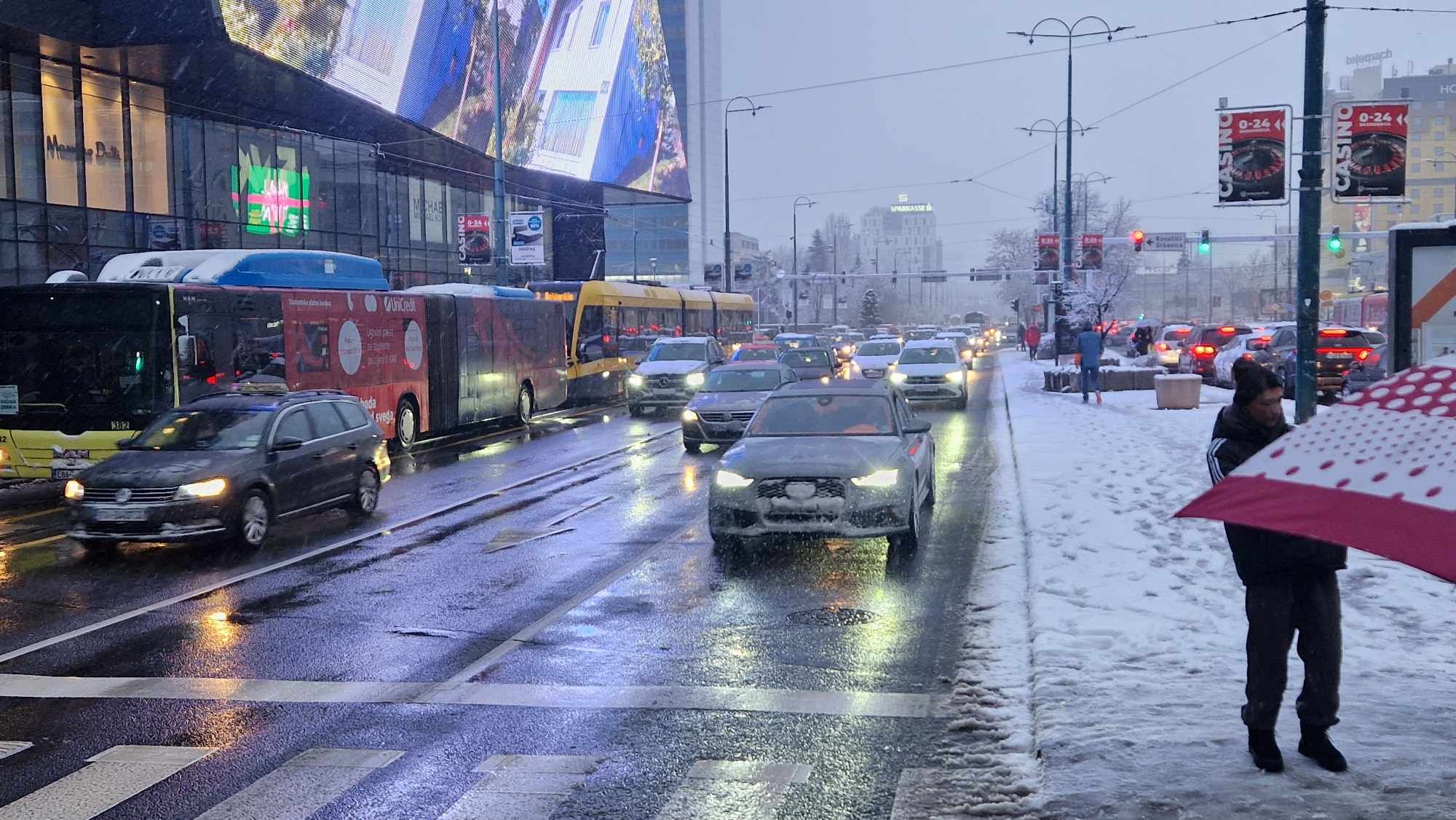 Snijeg otežava saobraćaj u većem dijelu Bosne, dok je u Hercegovini mokar kolovoz                 