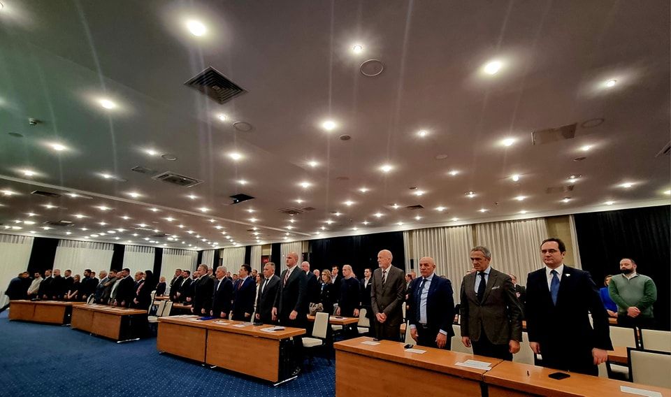 Drugi i treći zaključak se odnose na EU integracije, prilikom čega je istaknuto da Vijeće ministara BiH mjesecima nije u stanju da usvoji Plan reformi.