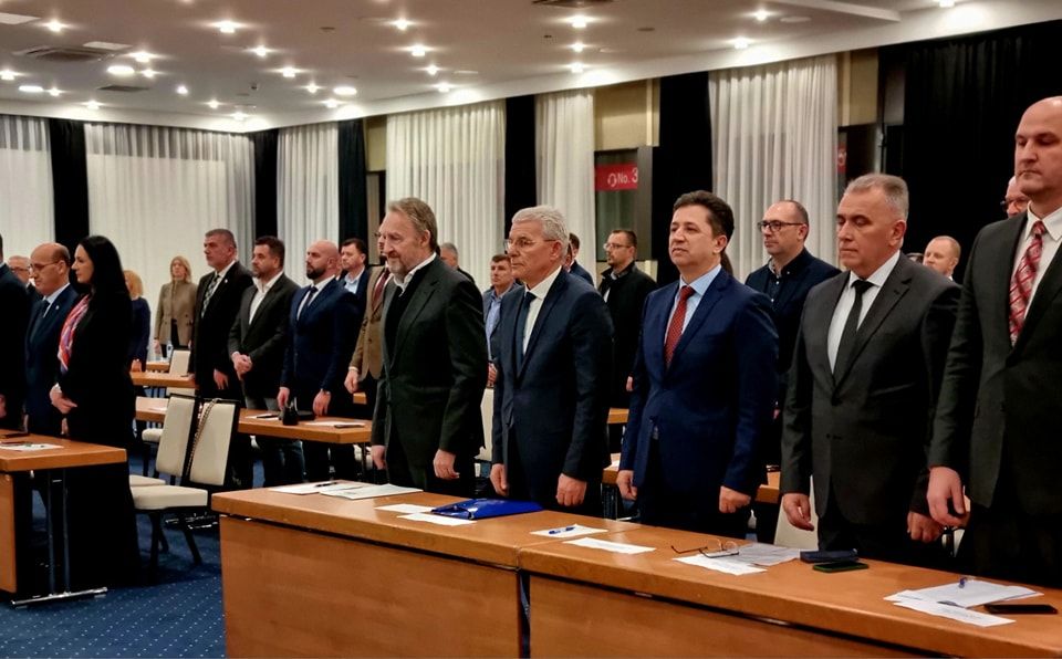 Drugi i treći zaključak se odnose na EU integracije, prilikom čega je istaknuto da Vijeće ministara BiH mjesecima nije u stanju da usvoji Plan reformi.