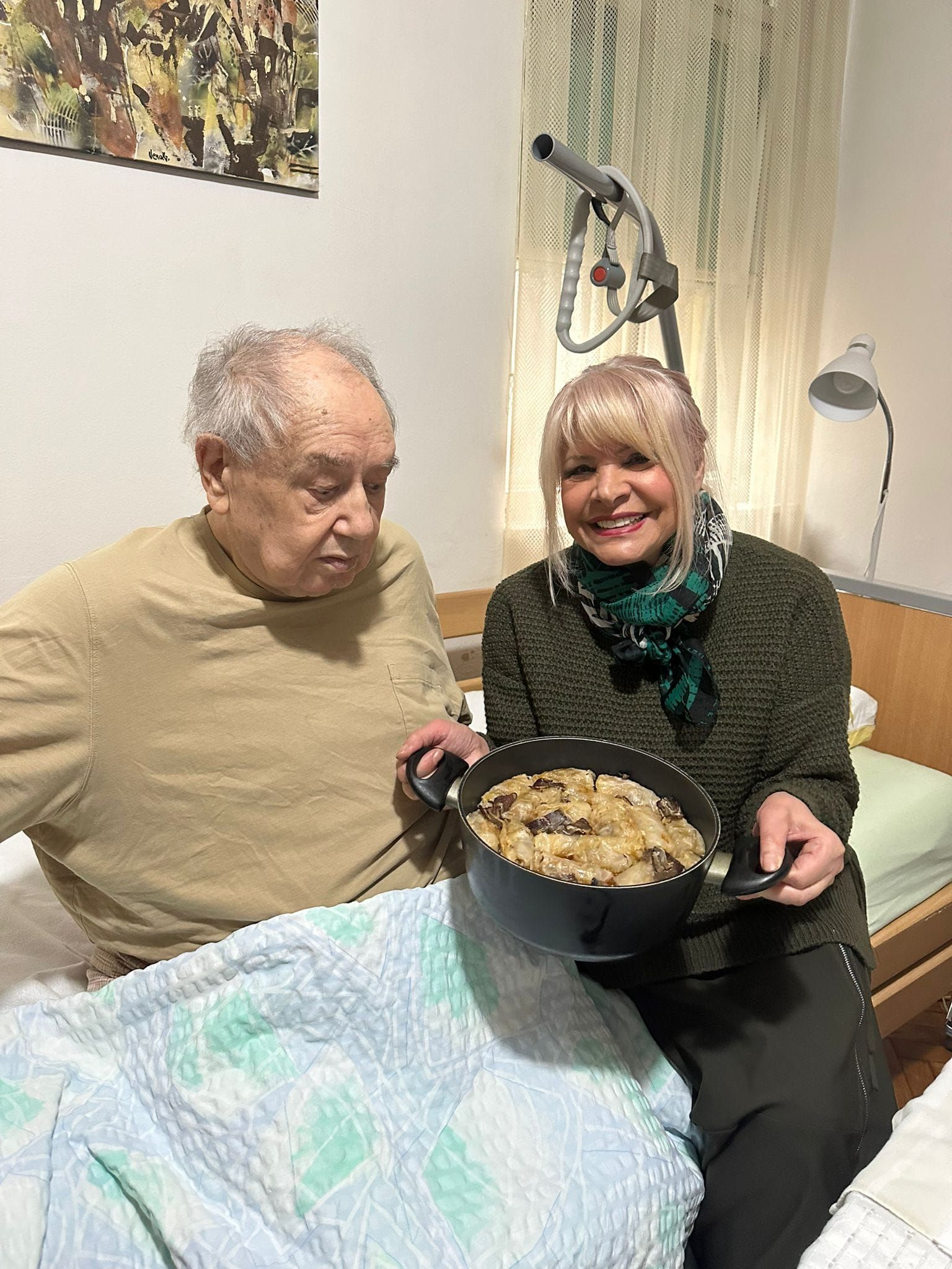 Drži do tradicije: Hanka stigla u posjetu fra Marku Oršoliću sa punom šerpom sarme