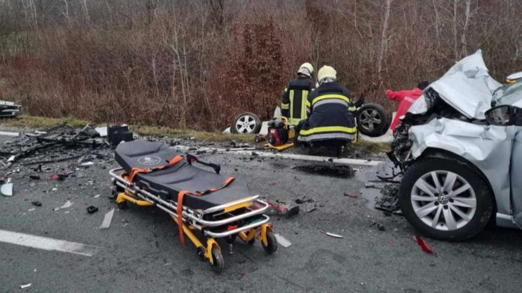 Na Malezijskom putu u Brčkom, oko 6:30 sati, dogodila se saobraćajna nesreća u kojoj su učestvovala tri vozila