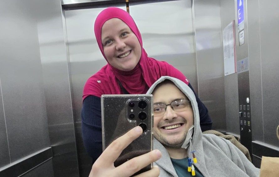 Uz njega u bolnici sve vrijeme je supruga Amina kojoj se odlučio javno zahvaliti za sve što čini za njega