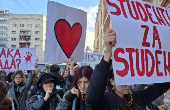 Prema pisanju medija, Vlada Srbije donijela je zaključak kojim se Ministarstvu nalaže da se prvo polugodište završi u ponedjeljak, 23. decembra