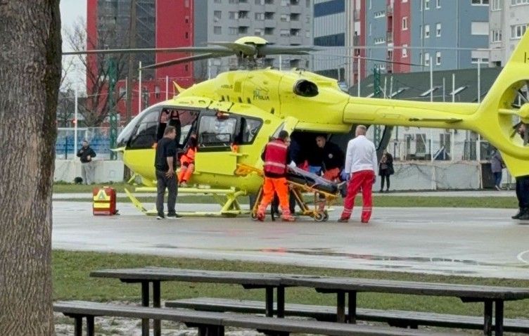 Na prostoru osnovne škole sada se nalazi šest kola Hitne pomoći, a stigao je i helikopter