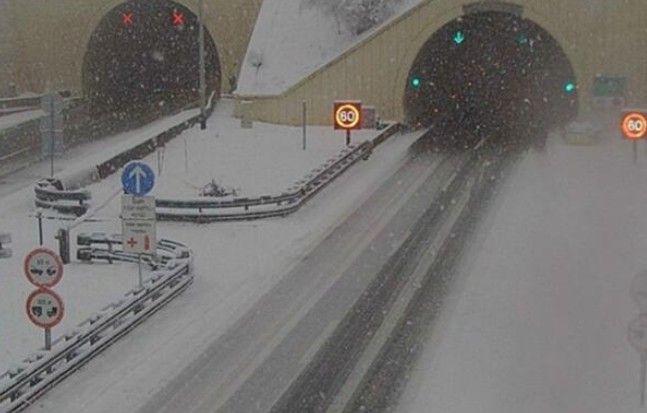 Vozače HAK upozorava da prilagode brzinu i način vožnje uslovima na cestama i na put ne kreću bez zimske opreme